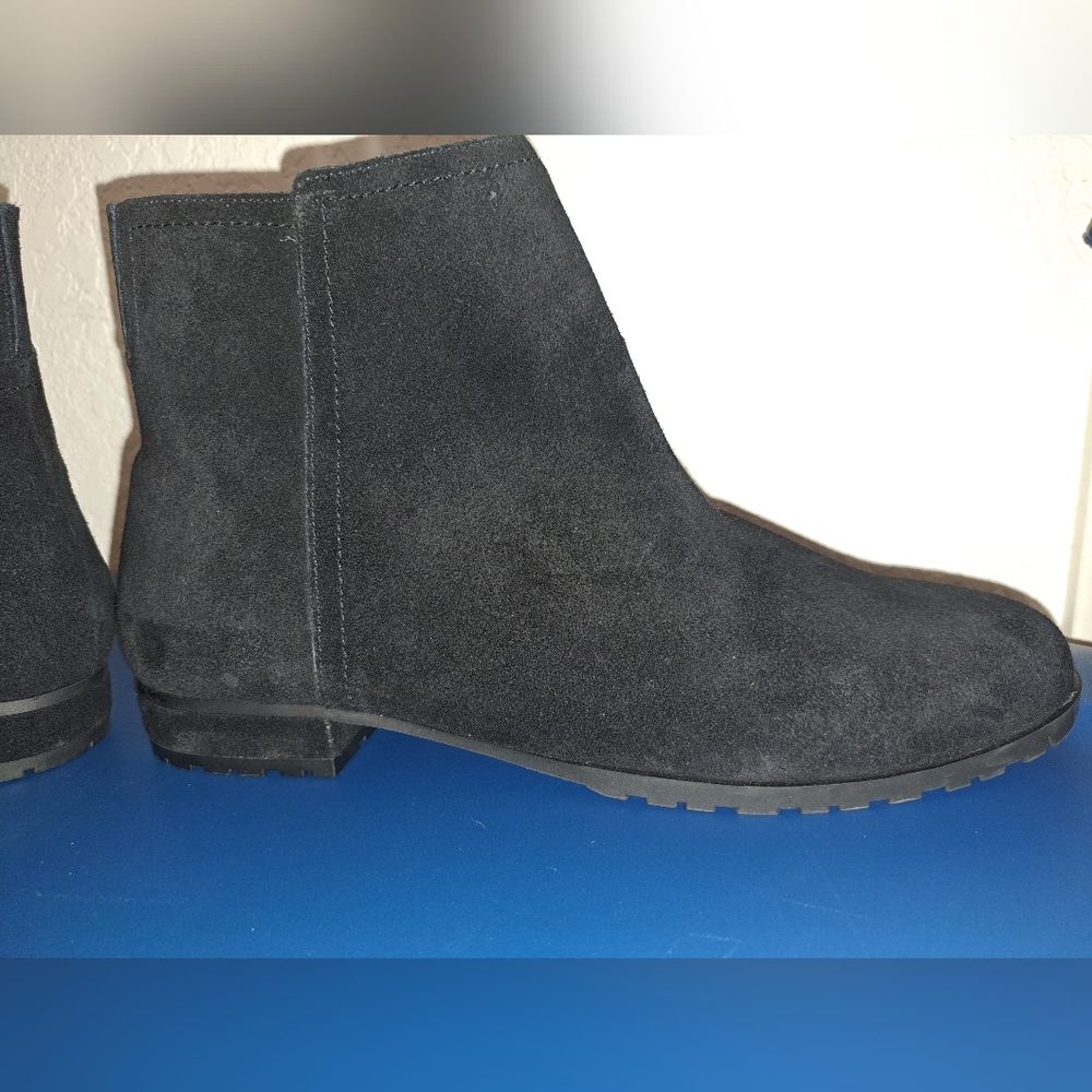 Easy Spirit Size 11M - Leather Upper  Black Suede Chelsea boots,  Senevi